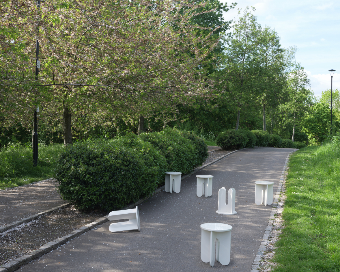Alessandro - stools in white in the park